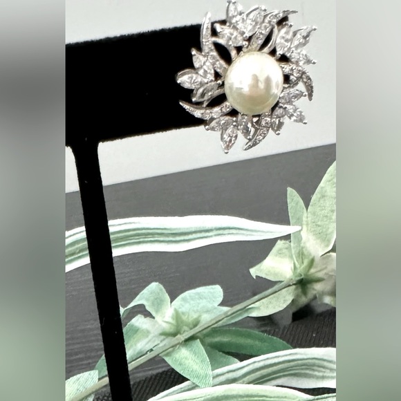 Pearl & Zirconia Earrings. - Picture 4 of 4